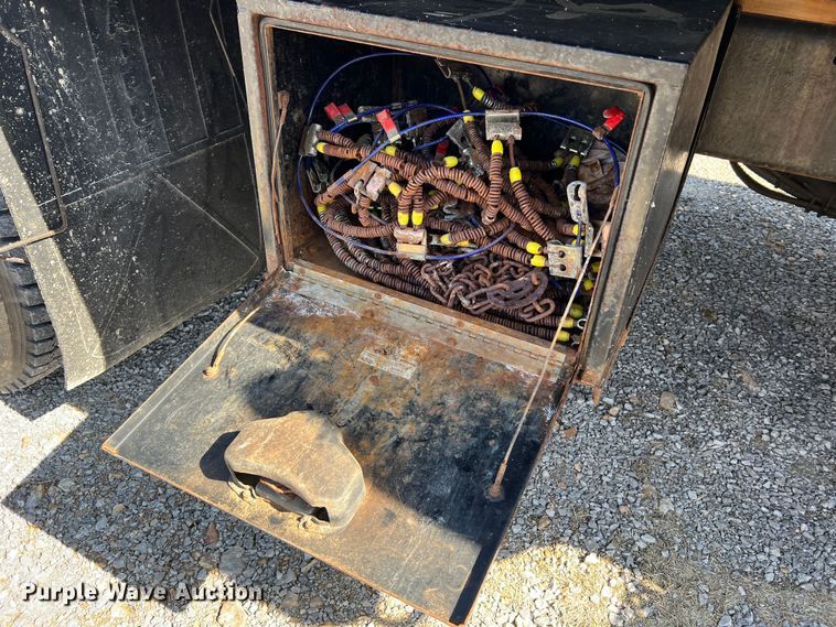 image for item MM9217 2006 International 7400  flatbed truck