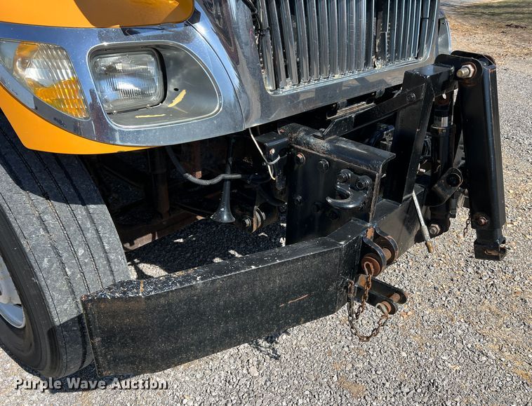 image for item MM9217 2006 International 7400  flatbed truck