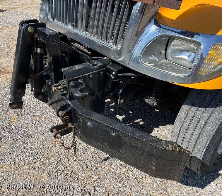 image for item MM9217 2006 International 7400  flatbed truck