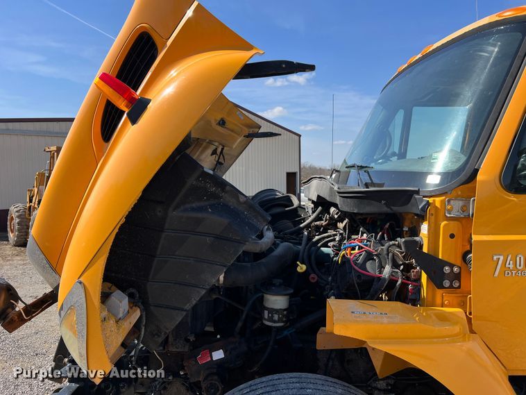 image for item MM9217 2006 International 7400  flatbed truck