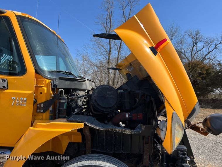 image for item MM9217 2006 International 7400  flatbed truck