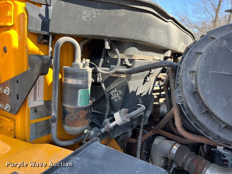 image for item MM9217 2006 International 7400  flatbed truck