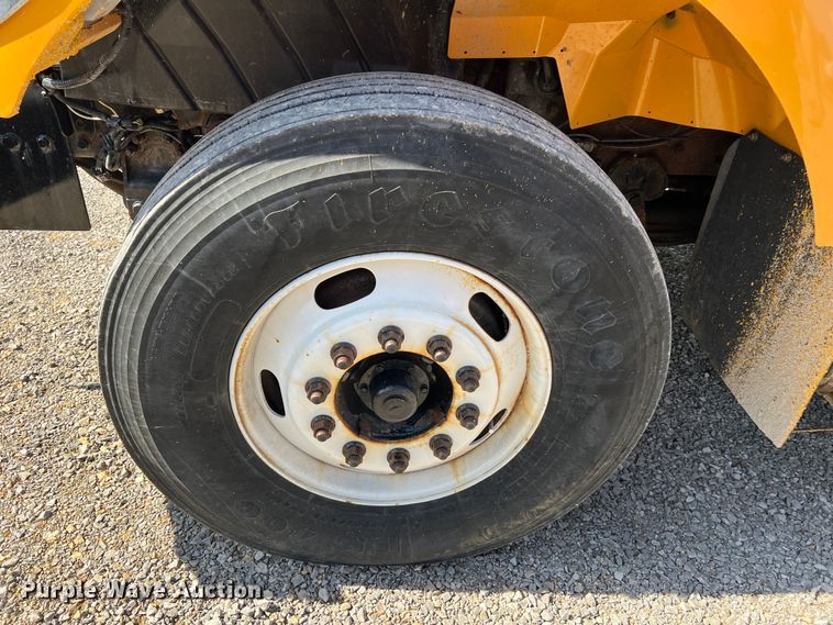 image for item MM9217 2006 International 7400  flatbed truck