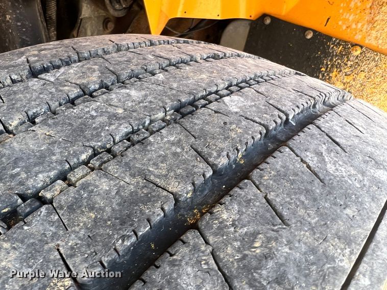 image for item MM9217 2006 International 7400  flatbed truck