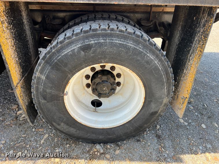 image for item MM9217 2006 International 7400  flatbed truck