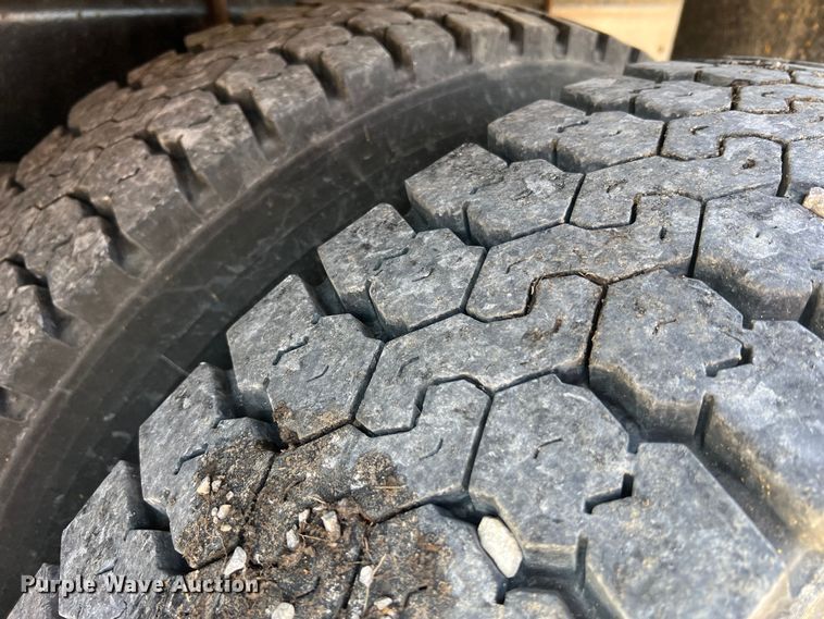 image for item MM9217 2006 International 7400  flatbed truck