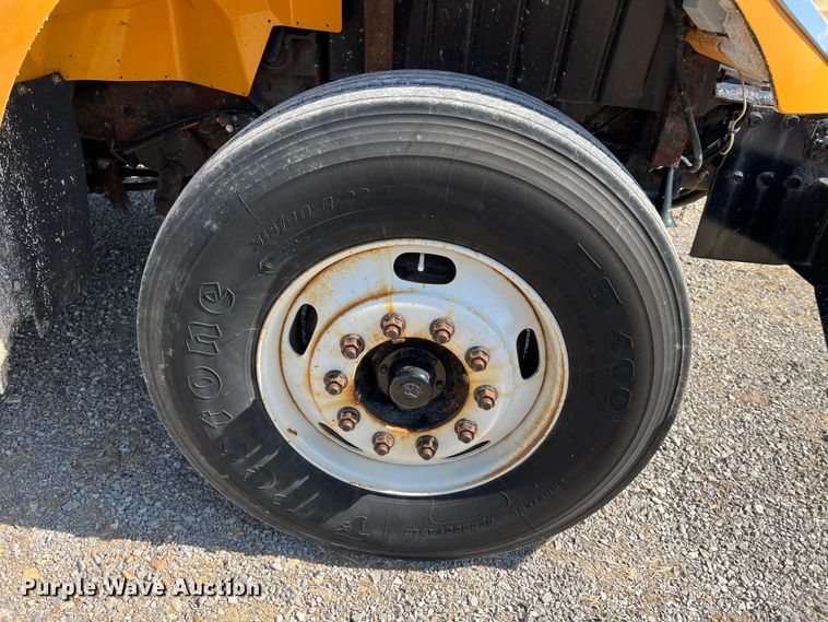 image for item MM9217 2006 International 7400  flatbed truck