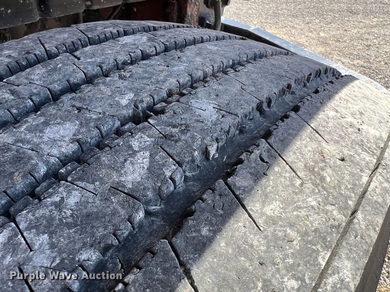 image for item MM9217 2006 International 7400  flatbed truck