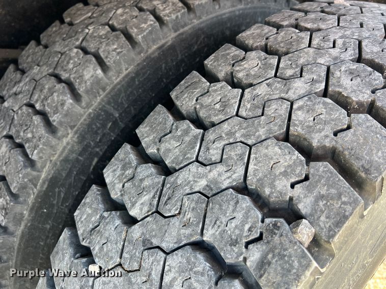 image for item MM9217 2006 International 7400  flatbed truck