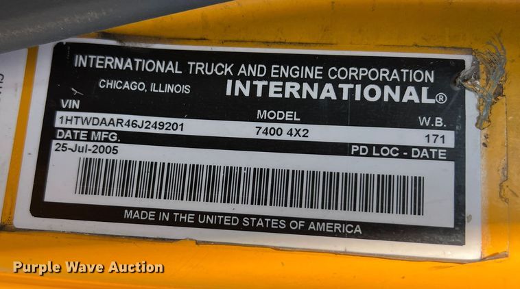 image for item MM9217 2006 International 7400  flatbed truck