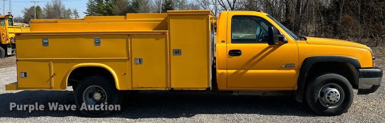 image for item MM9219 2003 Chevrolet Silverado 3500  utility bed pickup truck