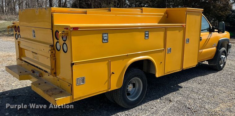 image for item MM9219 2003 Chevrolet Silverado 3500  utility bed pickup truck