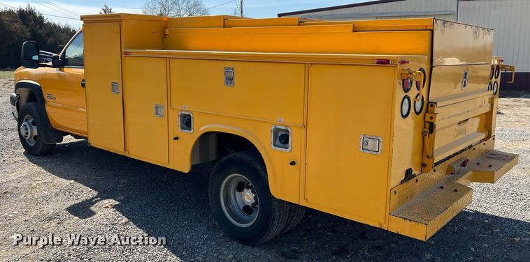 image for item MM9219 2003 Chevrolet Silverado 3500  utility bed pickup truck