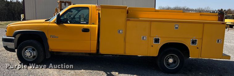 image for item MM9219 2003 Chevrolet Silverado 3500  utility bed pickup truck