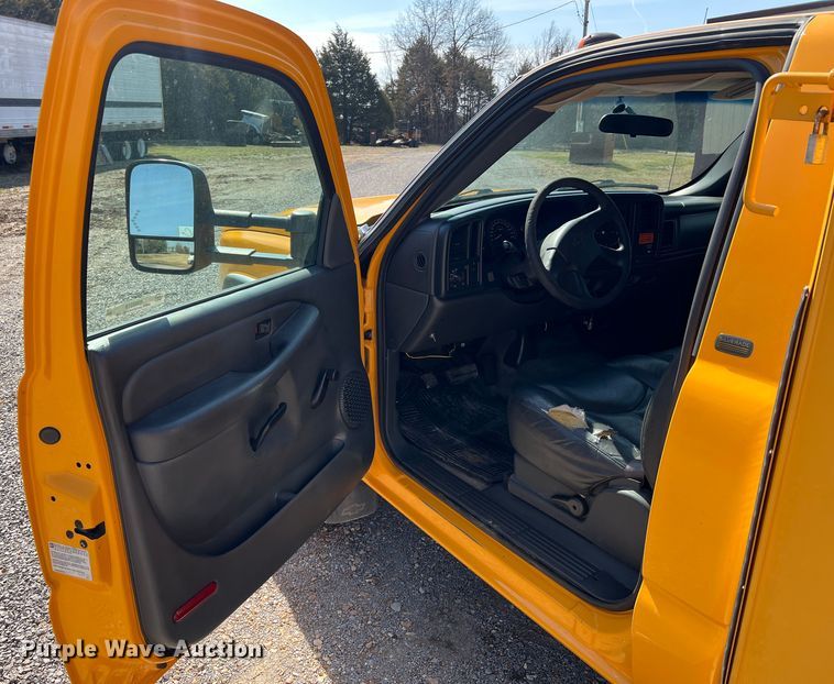 image for item MM9219 2003 Chevrolet Silverado 3500  utility bed pickup truck