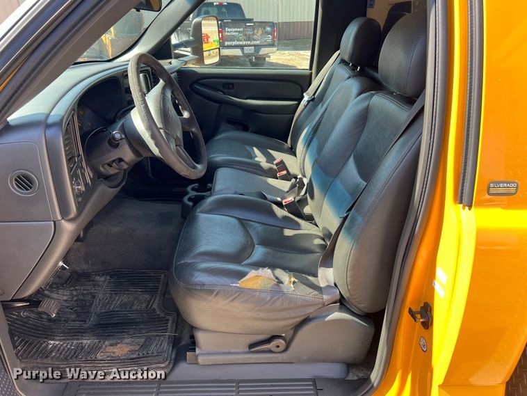 image for item MM9219 2003 Chevrolet Silverado 3500  utility bed pickup truck