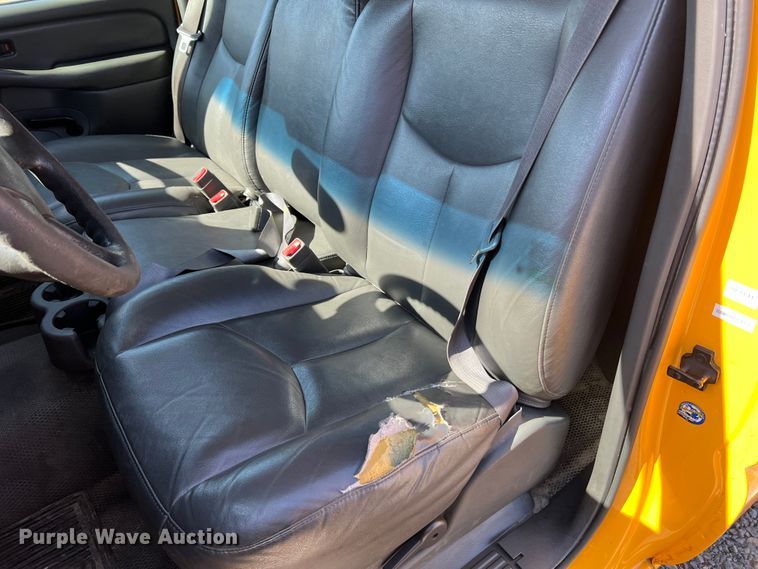 image for item MM9219 2003 Chevrolet Silverado 3500  utility bed pickup truck