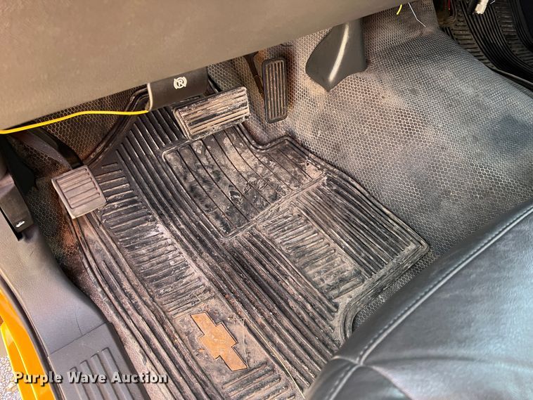 image for item MM9219 2003 Chevrolet Silverado 3500  utility bed pickup truck