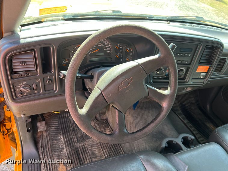 image for item MM9219 2003 Chevrolet Silverado 3500  utility bed pickup truck