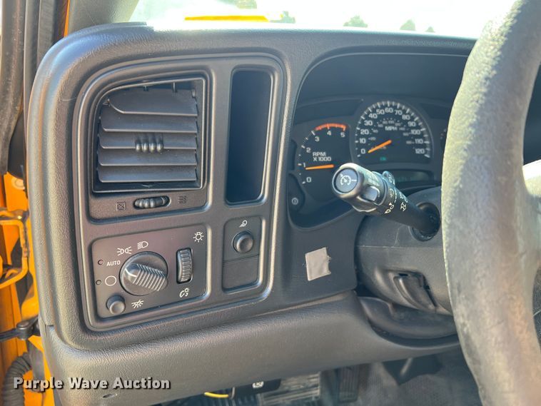 image for item MM9219 2003 Chevrolet Silverado 3500  utility bed pickup truck