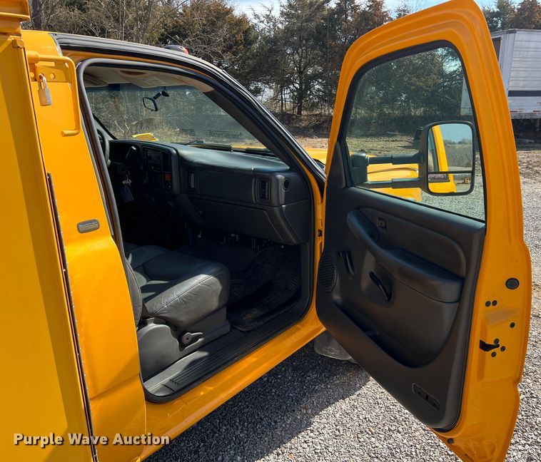 image for item MM9219 2003 Chevrolet Silverado 3500  utility bed pickup truck