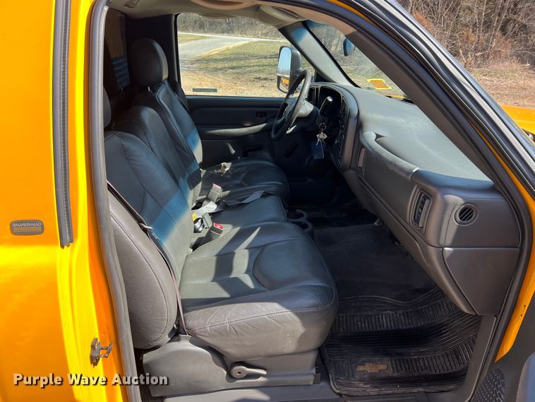 image for item MM9219 2003 Chevrolet Silverado 3500  utility bed pickup truck