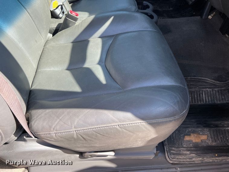 image for item MM9219 2003 Chevrolet Silverado 3500  utility bed pickup truck