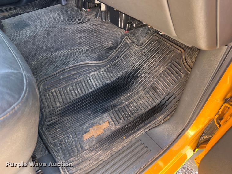 image for item MM9219 2003 Chevrolet Silverado 3500  utility bed pickup truck