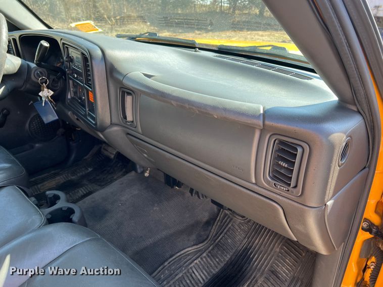 image for item MM9219 2003 Chevrolet Silverado 3500  utility bed pickup truck