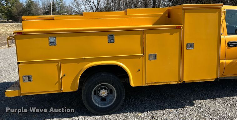 image for item MM9219 2003 Chevrolet Silverado 3500  utility bed pickup truck