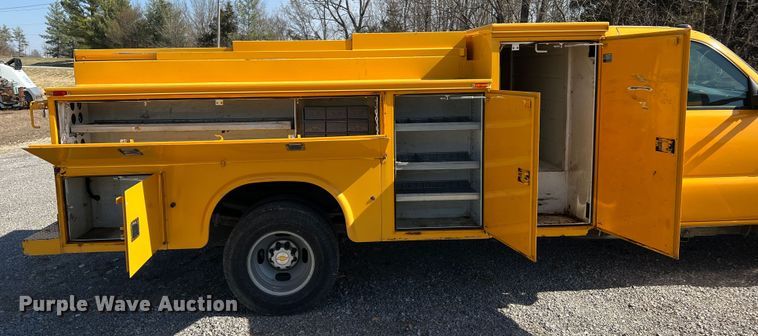 image for item MM9219 2003 Chevrolet Silverado 3500  utility bed pickup truck