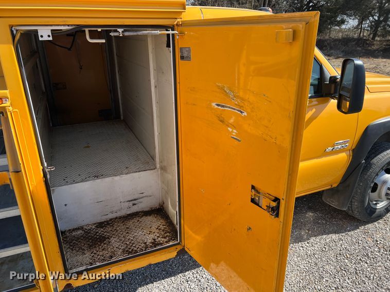 image for item MM9219 2003 Chevrolet Silverado 3500  utility bed pickup truck