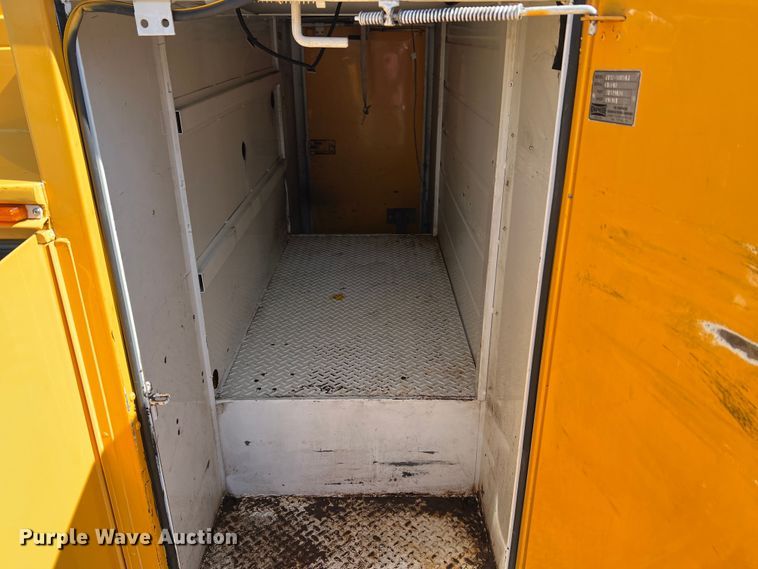 image for item MM9219 2003 Chevrolet Silverado 3500  utility bed pickup truck