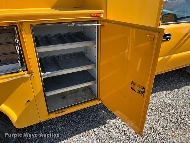 image for item MM9219 2003 Chevrolet Silverado 3500  utility bed pickup truck