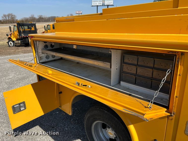 image for item MM9219 2003 Chevrolet Silverado 3500  utility bed pickup truck