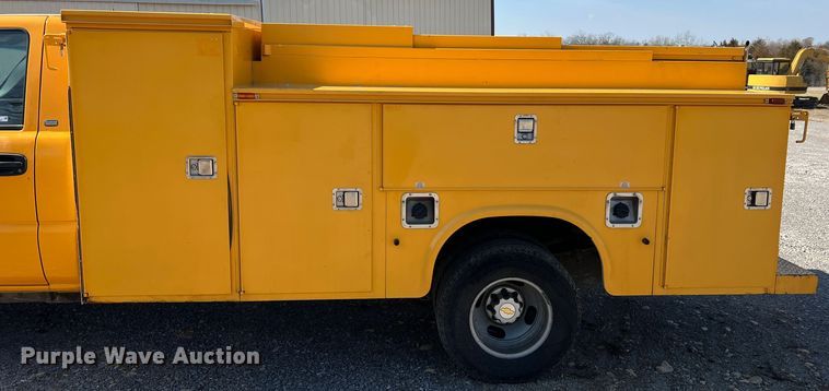 image for item MM9219 2003 Chevrolet Silverado 3500  utility bed pickup truck