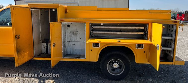 image for item MM9219 2003 Chevrolet Silverado 3500  utility bed pickup truck