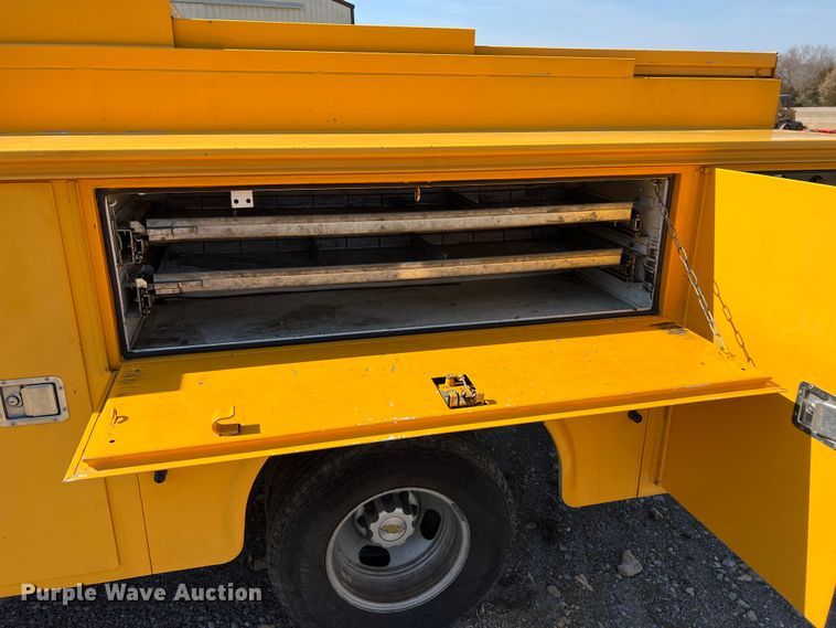 image for item MM9219 2003 Chevrolet Silverado 3500  utility bed pickup truck