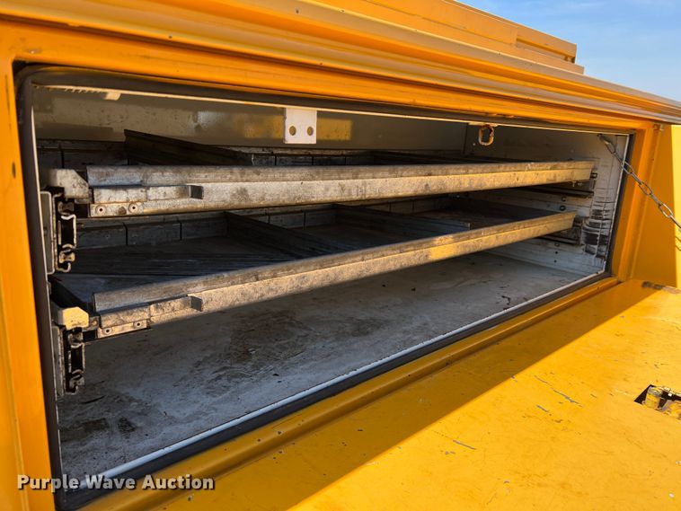 image for item MM9219 2003 Chevrolet Silverado 3500  utility bed pickup truck