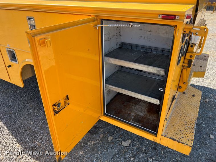 image for item MM9219 2003 Chevrolet Silverado 3500  utility bed pickup truck