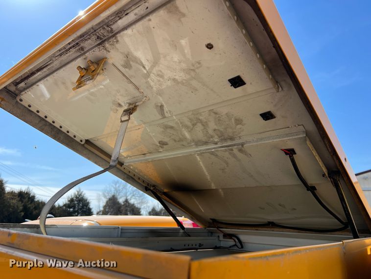 image for item MM9219 2003 Chevrolet Silverado 3500  utility bed pickup truck