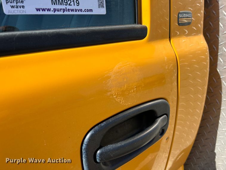 image for item MM9219 2003 Chevrolet Silverado 3500  utility bed pickup truck