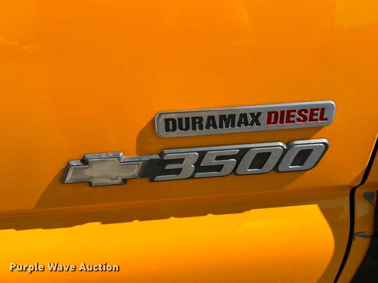 image for item MM9219 2003 Chevrolet Silverado 3500  utility bed pickup truck