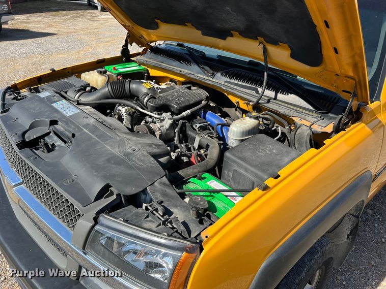 image for item MM9219 2003 Chevrolet Silverado 3500  utility bed pickup truck