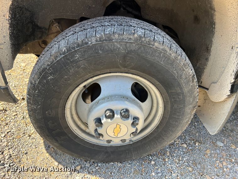 image for item MM9219 2003 Chevrolet Silverado 3500  utility bed pickup truck