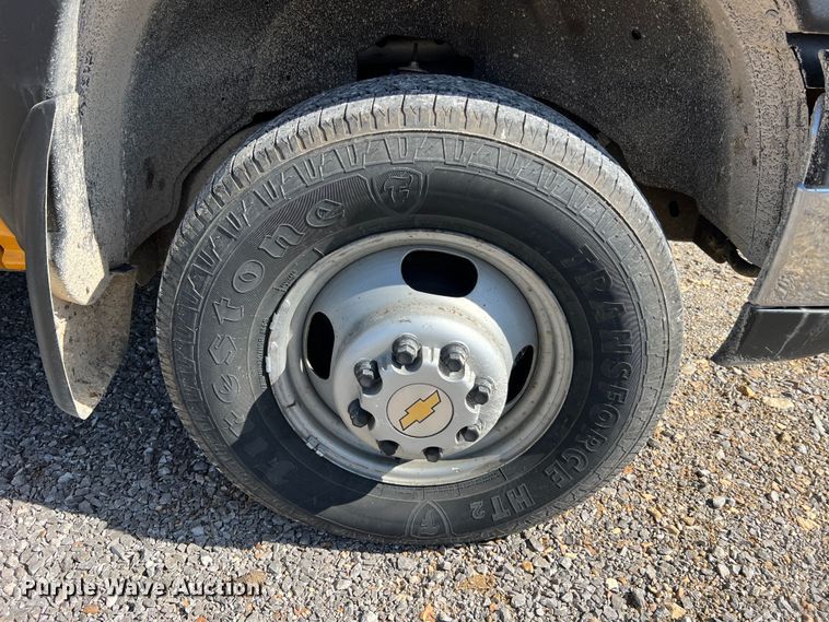 image for item MM9219 2003 Chevrolet Silverado 3500  utility bed pickup truck