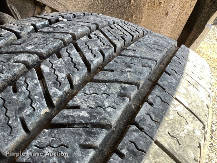 image for item MM9219 2003 Chevrolet Silverado 3500  utility bed pickup truck