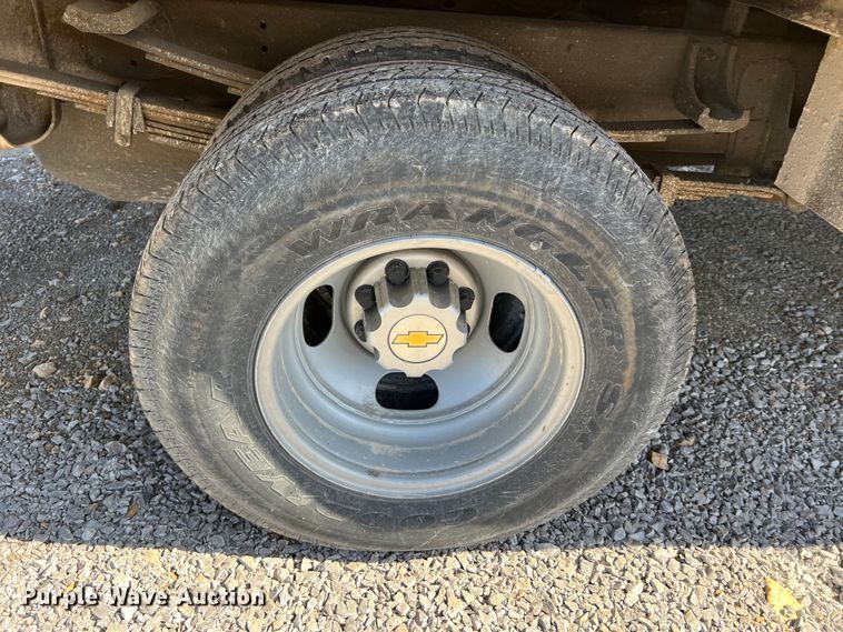 image for item MM9219 2003 Chevrolet Silverado 3500  utility bed pickup truck