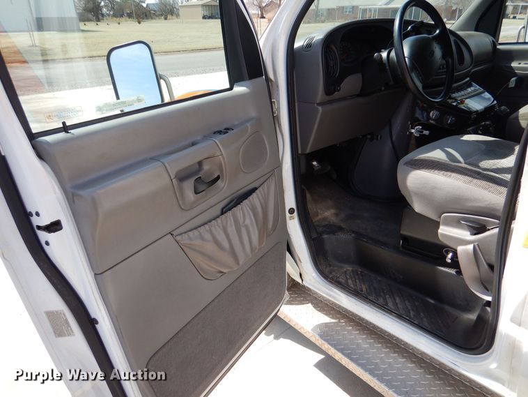 image for item MP9098 1998 Ford E450  ambulance