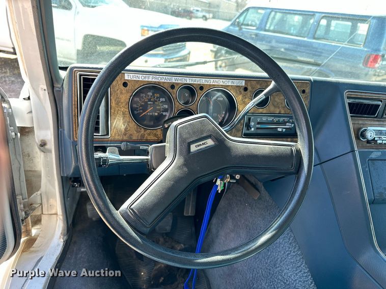 image for item MP9187 1986 GMC Vandura G3500  box truck